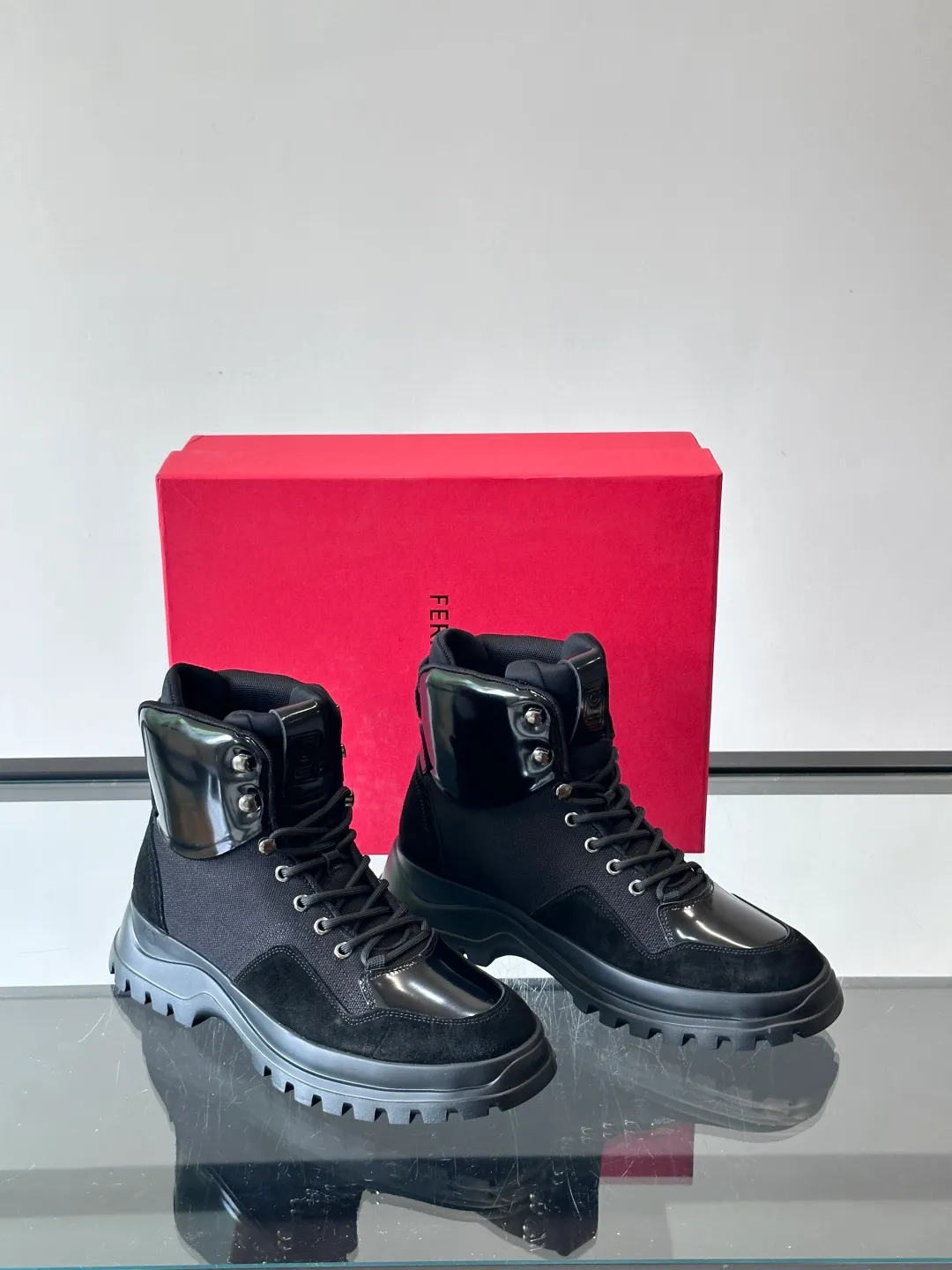 Men's shoes 💰960 Ferragamo's thick-soled lace-up short boots are made of suede + fabric splicing. They have a delicate texture and are breathable. The black rubber thick soles are wear-resistant and have strong traction. They can be worn every day outdoors! The shoelaces are super vibrant and the metal fastener details are perfect. The boot shaft is adjustable, comfortable and stable to wear. It goes well with workwear style or casual style in autumn and winter. It is warm and fashionable. It is suitable for outdoor activities or daily commuting! size: 39-44 (customized at 38.45.46)